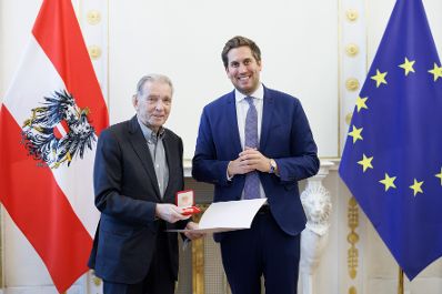 Am 11. November 2025 &uuml;berreichte Staatssekret&auml;r Alexander Pr&ouml;ll (r.) Ehrenzeichen an Mitglieder der Bioethikkomission.