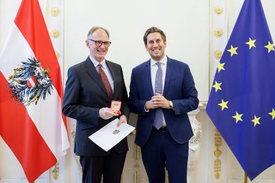 Am 11. November 2025 &uuml;berreichte Staatssekret&auml;r Alexander Pr&ouml;ll (r.) Ehrenzeichen an Mitglieder der Bioethikkomission.