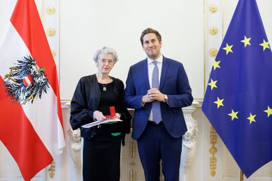 Am 11. November 2025 &uuml;berreichte Staatssekret&auml;r Alexander Pr&ouml;ll (r.) Ehrenzeichen an Mitglieder der Bioethikkomission.