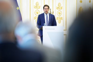 Am 11. November 2025 &uuml;berreichte Staatssekret&auml;r Alexander Pr&ouml;ll (im Bild) Ehrenzeichen an Mitglieder der Bioethikkomission.