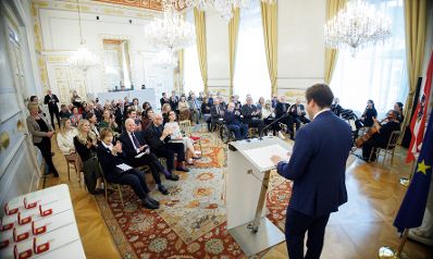 Am 11. November 2025 &uuml;berreichte Staatssekret&auml;r Alexander Pr&ouml;ll Ehrenzeichen an Mitglieder der Bioethikkomission.