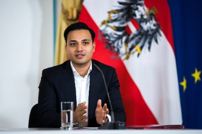 Am 12. November 2025 nahmen Staatssekret&auml;r Alexander Pr&ouml;ll, Klubobmann Philip Kucher und Klubobmann Yannick Shetty (im Bild) am Pressefoyer nach dem Ministerrat teil.