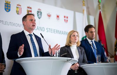 Am 14. November 2025 nahm Staatssekret&auml;r Alexander Pr&ouml;ll (r.) an der Landeshauptleutekonferenz in Leibnitz teil. Im Bild mit Vizekanzler Andreas Babler (l.) und Bundesministerin Beate Meinl-Reisinger (m.).
