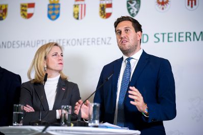 Am 14. November 2025 nahm Staatssekret&auml;r Alexander Pr&ouml;ll (r.) an der Landeshauptleutekonferenz in Leibnitz teil. Im Bild mit Bundesministerin Beate Meinl-Reisinger (l.).