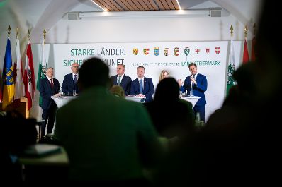 Am 14. November 2025 nahm Staatssekret&auml;r Alexander Pr&ouml;ll (r.) an der Landeshauptleutekonferenz in Leibnitz teil. Im Bild mit Vizekanzler Andreas Babler (3.v.r.), Bundesministerin Beate Meinl-Reisinger (2.v.r.), Landeshauptmann Mario Kunasek (3.v.l.), Landeshauptmann Anton Mattle (2.v.l.) und Landeshauptmann Peter Kaiser (l.).