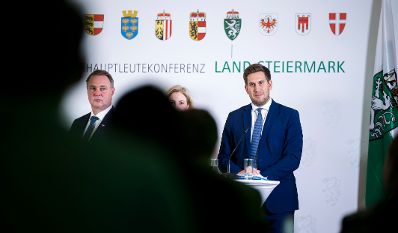 Am 14. November 2025 nahm Staatssekret&auml;r Alexander Pr&ouml;ll (r.) an der Landeshauptleutekonferenz in Leibnitz teil. Im Bild mit Vizekanzler Andreas Babler (l.).
