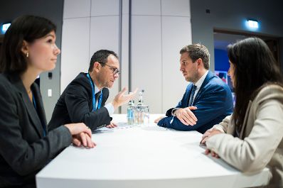 Am 17. November 2025 reiste Staatssekret&auml;r Alexander Pr&ouml;ll (m.r.) zu einem Arbeitsbesuch nach Berlin. Im Bild bei einem Arbeitsgespr&auml;ch mit AWS European Souvereign Cloud-CEO St&eacute;phane Isra&euml;l (m.l.).