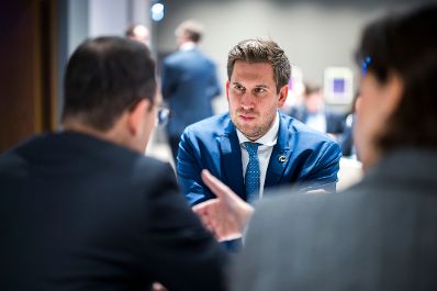 Am 17. November 2025 reiste Staatssekret&auml;r Alexander Pr&ouml;ll (m.) zu einem Arbeitsbesuch nach Berlin. Im Bild bei einem Arbeitsgespr&auml;ch mit AWS European Souvereign Cloud-CEO St&eacute;phane Isra&euml;l (l.).