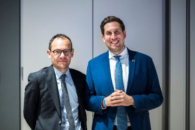 Am 17. November 2025 reiste Staatssekret&auml;r Alexander Pr&ouml;ll (r.) zu einem Arbeitsbesuch nach Berlin. Im Bild bei einem Arbeitsgespr&auml;ch mit AWS European Souvereign Cloud-CEO St&eacute;phane Isra&euml;l (l.).