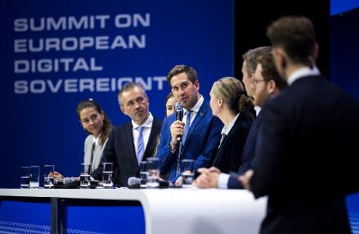 Am 17. November 2025 reiste Staatssekret&auml;r Alexander Pr&ouml;ll (5.v.r.) zu einem Arbeitsbesuch nach Berlin. Im Bild beim Gipfel zur Digitalen Souver&auml;nit&auml;t.