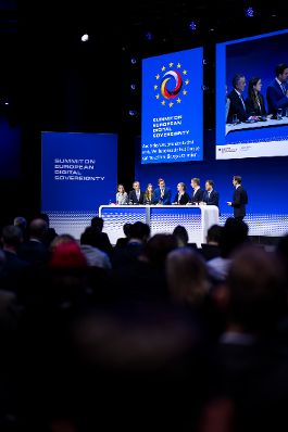 Am 17. November 2025 reiste Staatssekret&auml;r Alexander Pr&ouml;ll (4.v.l.) zu einem Arbeitsbesuch nach Berlin. Im Bild beim Gipfel zur Digitalen Souver&auml;nit&auml;t.