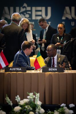 Am 24. November 2025 reiste Staatssekret&auml;r Alexander Pr&ouml;ll (l.) zu einem mehrt&auml;gigem Arbeitsbesuch nach Luanda. Im Bild beim AU-EU Businessforum 2025.