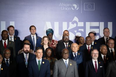 Am 24. November 2025 reiste Staatssekret&auml;r Alexander Pr&ouml;ll (hintere Reihe 3.v.l.) zu einem mehrt&auml;gigem Arbeitsbesuch nach Luanda. Im Bild beim AU-EU Businessforum 2025.