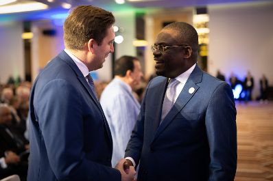 Am 24. November 2025 reiste Staatssekret&auml;r Alexander Pr&ouml;ll (l.) zu einem mehrt&auml;gigem Arbeitsbesuch nach Luanda. Im Bild beim AU-EU Businessforum 2025.