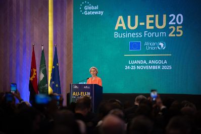 Am 24. November 2025 reiste Staatssekret&auml;r Alexander Pr&ouml;ll zu einem mehrt&auml;gigem Arbeitsbesuch nach Luanda. Im Bild die Pr&auml;sident der Europ&auml;ischen Kommission Ursula von der Leyen beim AU-EU Businessforum 2025.