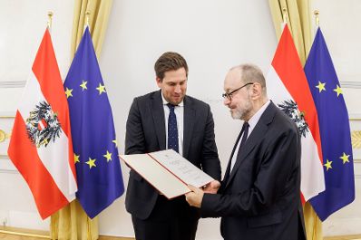 Am 1. Dezember 2025 &uuml;berreichte Alexander Pr&ouml;ll (l.) das &Ouml;sterreichische Ehrenkreuz f&uuml;r Wissenschaft und Kunst I. Klasse an Stefan Wurst (r.) im Bundeskanzleramt.
