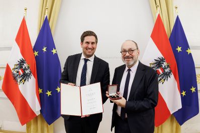 Am 1. Dezember 2025 &uuml;berreichte Alexander Pr&ouml;ll (l.) das &Ouml;sterreichische Ehrenkreuz f&uuml;r Wissenschaft und Kunst I. Klasse an Stefan Wurst (r.) im Bundeskanzleramt.