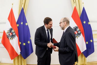 Am 1. Dezember 2025 &uuml;berreichte Alexander Pr&ouml;ll (l.) das &Ouml;sterreichische Ehrenkreuz f&uuml;r Wissenschaft und Kunst I. Klasse an Stefan Wurst (r.) im Bundeskanzleramt.