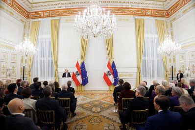 Am 1. Dezember 2025 &uuml;berreichte Alexander Pr&ouml;ll das &Ouml;sterreichische Ehrenkreuz f&uuml;r Wissenschaft und Kunst I. Klasse an Stefan Wurst (l.) im Bundeskanzleramt.