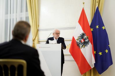 Am 1. Dezember 2025 &uuml;berreichte Alexander Pr&ouml;ll das &Ouml;sterreichische Ehrenkreuz f&uuml;r Wissenschaft und Kunst I. Klasse an Stefan Wurst im Bundeskanzleramt.