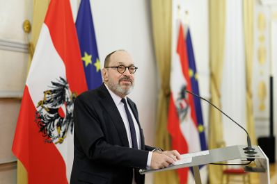 Am 1. Dezember 2025 &uuml;berreichte Alexander Pr&ouml;ll das &Ouml;sterreichische Ehrenkreuz f&uuml;r Wissenschaft und Kunst I. Klasse an Stefan Wurst (im Bild) im Bundeskanzleramt.