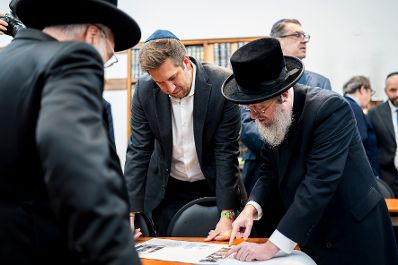 Am 2. Dezember 2025 besuchte Staatssekret&auml;r Alexander Pr&ouml;ll (m.l.) die Wiener Schiffschul Synagoge.