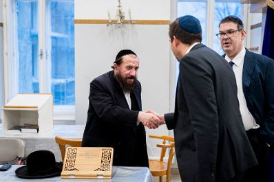 Am 2. Dezember 2025 besuchte Staatssekret&auml;r Alexander Pr&ouml;ll (m.) die Wiener Schiffschul Synagoge.
