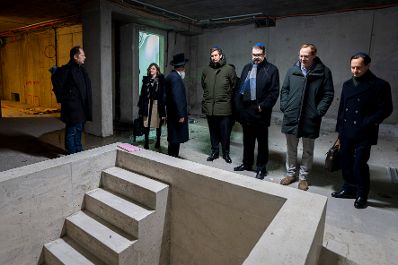 Am 2. Dezember 2025 besuchte Staatssekret&auml;r Alexander Pr&ouml;ll (m.) die Wiener Schiffschul Synagoge.