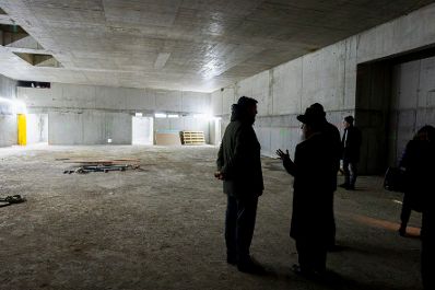 Am 2. Dezember 2025 besuchte Staatssekret&auml;r Alexander Pr&ouml;ll (m.) die Wiener Schiffschul Synagoge.