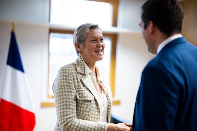 Am 5. Dezember 2025 reiste Staatssekret&auml;r Alexander Pr&ouml;ll (r.) nach Br&uuml;ssel und nahm am Rat f&uuml;r &bdquo;Verkehr, Telekommunikation und Energie&ldquo; der Europ&auml;ischen Union teil. Im Bild beim Bilateralen Gespr&auml;ch mit der Landwirtschaftsministerin von Frankreich Annie Genevard (l.).