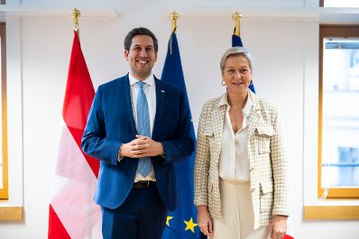 Am 5. Dezember 2025 reiste Staatssekret&auml;r Alexander Pr&ouml;ll (l.) nach Br&uuml;ssel und nahm am Rat f&uuml;r &bdquo;Verkehr, Telekommunikation und Energie&ldquo; der Europ&auml;ischen Union teil. Im Bild beim Bilateralen Gespr&auml;ch mit der Landwirtschaftsministerin von Frankreich Annie Genevard (r.).