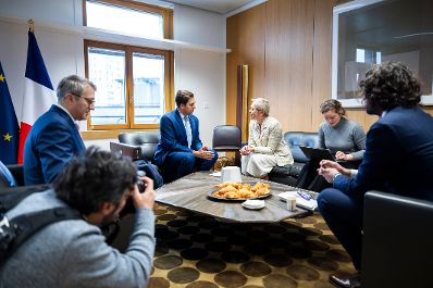 Am 5. Dezember 2025 reiste Staatssekret&auml;r Alexander Pr&ouml;ll (m.l.) nach Br&uuml;ssel und nahm am Rat f&uuml;r &bdquo;Verkehr, Telekommunikation und Energie&ldquo; der Europ&auml;ischen Union teil. Im Bild beim Bilateralen Gespr&auml;ch mit der Landwirtschaftsministerin von Frankreich Annie Genevard (m.r.).