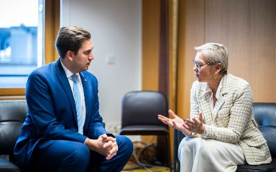 Am 5. Dezember 2025 reiste Staatssekret&auml;r Alexander Pr&ouml;ll (l.) nach Br&uuml;ssel und nahm am Rat f&uuml;r &bdquo;Verkehr, Telekommunikation und Energie&ldquo; der Europ&auml;ischen Union teil. Im Bild beim Bilateralen Gespr&auml;ch mit der Landwirtschaftsministerin von Frankreich Annie Genevard (r.).