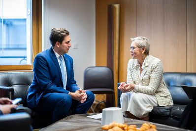 Am 5. Dezember 2025 reiste Staatssekret&auml;r Alexander Pr&ouml;ll (l.) nach Br&uuml;ssel und nahm am Rat f&uuml;r &bdquo;Verkehr, Telekommunikation und Energie&ldquo; der Europ&auml;ischen Union teil. Im Bild beim Bilateralen Gespr&auml;ch mit der Landwirtschaftsministerin von Frankreich Annie Genevard (r.).
