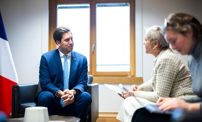 Am 5. Dezember 2025 reiste Staatssekret&auml;r Alexander Pr&ouml;ll (l.) nach Br&uuml;ssel und nahm am Rat f&uuml;r &bdquo;Verkehr, Telekommunikation und Energie&ldquo; der Europ&auml;ischen Union teil. Im Bild beim Bilateralen Gespr&auml;ch mit der Landwirtschaftsministerin von Frankreich Annie Genevard (2.v.r.).