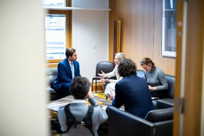 Am 5. Dezember 2025 reiste Staatssekret&auml;r Alexander Pr&ouml;ll (l.) nach Br&uuml;ssel und nahm am Rat f&uuml;r &bdquo;Verkehr, Telekommunikation und Energie&ldquo; der Europ&auml;ischen Union teil. Im Bild beim Bilateralen Gespr&auml;ch mit der Landwirtschaftsministerin von Frankreich Annie Genevard (3.v.r.).