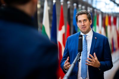 Am 5. Dezember 2025 reiste Staatssekret&auml;r Alexander Pr&ouml;ll (im Bild) nach Br&uuml;ssel und nahm am Rat f&uuml;r &bdquo;Verkehr, Telekommunikation und Energie&ldquo; der Europ&auml;ischen Union teil. Im Bild beim Doorstep.