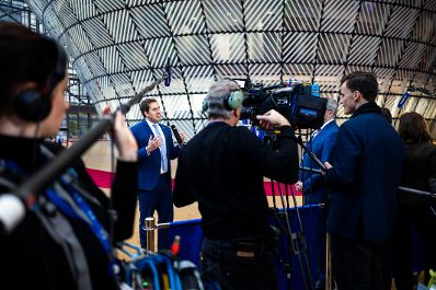 Am 5. Dezember 2025 reiste Staatssekret&auml;r Alexander Pr&ouml;ll (2.v.l.) nach Br&uuml;ssel und nahm am Rat f&uuml;r &bdquo;Verkehr, Telekommunikation und Energie&ldquo; der Europ&auml;ischen Union teil. Im Bild beim Doorstep.