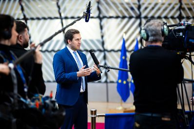 Am 5. Dezember 2025 reiste Staatssekret&auml;r Alexander Pr&ouml;ll (m.) nach Br&uuml;ssel und nahm am Rat f&uuml;r &bdquo;Verkehr, Telekommunikation und Energie&ldquo; der Europ&auml;ischen Union teil. Im Bild beim Doorstep.