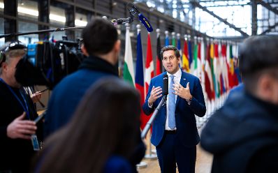 Am 5. Dezember 2025 reiste Staatssekret&auml;r Alexander Pr&ouml;ll (m.) nach Br&uuml;ssel und nahm am Rat f&uuml;r &bdquo;Verkehr, Telekommunikation und Energie&ldquo; der Europ&auml;ischen Union teil. Im Bild beim Doorstep.