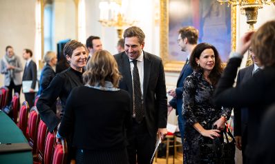 Am 16. Dezember 2025 lud Staatssekret&auml;r Alexander Pr&ouml;ll (im Bild) anl&auml;&szlig;lich des Gedenkprojekts &bdquo;&Ouml;sterreichisches Holocaust Museum&ldquo; zu einem Roundtable ins Bundeskanzleramt.