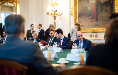 Am 16. Dezember 2025 lud Staatssekret&auml;r Alexander Pr&ouml;ll anl&auml;&szlig;lich des Gedenkprojekts &bdquo;&Ouml;sterreichisches Holocaust Museum&ldquo; zu einem Roundtable ins Bundeskanzleramt. Im Bild mit (v.l.n.r.) Staatssekret&auml;rin Michaela Schmidt, Bundesminister Christoph Wiederkehr und Bundesminister a.D. Wolfgang Sobotka.