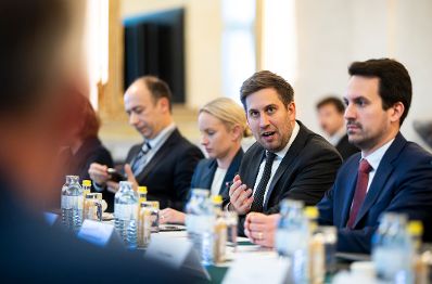 Am 16. Dezember 2025 lud Staatssekret&auml;r Alexander Pr&ouml;ll (m.) anl&auml;&szlig;lich des Gedenkprojekts &bdquo;&Ouml;sterreichisches Holocaust Museum&ldquo; zu einem Roundtable ins Bundeskanzleramt. Im Bild mit Bundesminister Christoph Wiederkehr (r.) und Staatssekret&auml;rin Michaela Schmidt (l.).