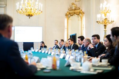 Am 16. Dezember 2025 lud Staatssekret&auml;r Alexander Pr&ouml;ll (im Bild) anl&auml;&szlig;lich des Gedenkprojekts &bdquo;&Ouml;sterreichisches Holocaust Museum&ldquo; zu einem Roundtable ins Bundeskanzleramt.