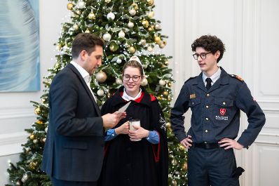 Am 16. Dezember 2025 empfing Staatssekret&auml;r Alexander Pr&ouml;ll (l.) anl&auml;sslich der Malteser-Stra&szlig;ensammlung eine Vertreterin und einen Vertreter der MALTESER.