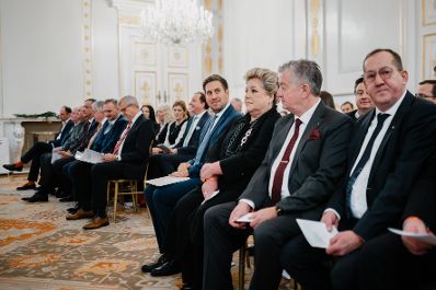 Am 17. Dezember 2025 bestellte der Bundeskanzler Vertreterinnen und Vertreter der Wirtschaft zu Mitgliedern der bei der Bundesanstalt "Statistik &Ouml;sterreich" eingerichteten Wirtschaftskurie. Im Bild Staatssekret&auml;r Alexander Pr&ouml;ll (4.v.r.).