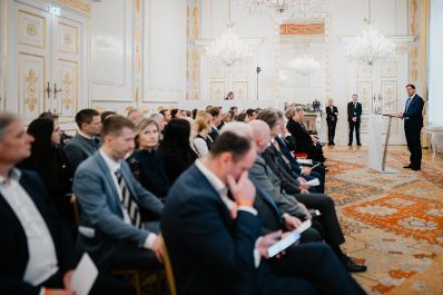 Am 17. Dezember 2025 bestellte der Bundeskanzler Vertreterinnen und Vertreter der Wirtschaft zu Mitgliedern der bei der Bundesanstalt "Statistik &Ouml;sterreich" eingerichteten Wirtschaftskurie. Im Bild Staatssekret&auml;r Alexander Pr&ouml;ll (r.).