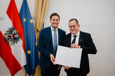 Am 17. Dezember 2025 bestellte der Bundeskanzler Vertreterinnen und Vertreter der Wirtschaft zu Mitgliedern der bei der Bundesanstalt "Statistik &Ouml;sterreich" eingerichteten Wirtschaftskurie. Im Bild Staatssekret&auml;r Alexander Pr&ouml;ll (l.) bei der &Uuml;berreichung.