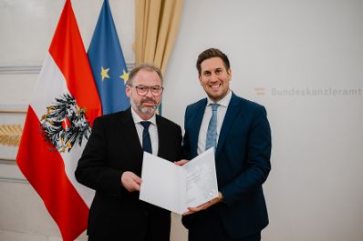 Am 17. Dezember 2025 bestellte der Bundeskanzler Vertreterinnen und Vertreter der Wirtschaft zu Mitgliedern der bei der Bundesanstalt "Statistik &Ouml;sterreich" eingerichteten Wirtschaftskurie. Im Bild Staatssekret&auml;r Alexander Pr&ouml;ll (r.) bei der &Uuml;berreichung.