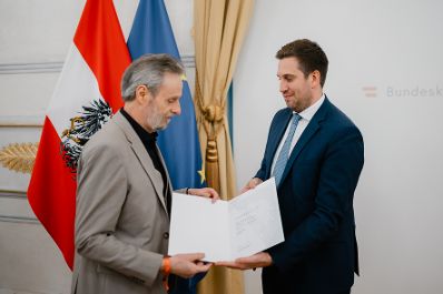 Am 17. Dezember 2025 bestellte der Bundeskanzler Vertreterinnen und Vertreter der Wirtschaft zu Mitgliedern der bei der Bundesanstalt "Statistik &Ouml;sterreich" eingerichteten Wirtschaftskurie. Im Bild Staatssekret&auml;r Alexander Pr&ouml;ll (r.) bei der &Uuml;berreichung.